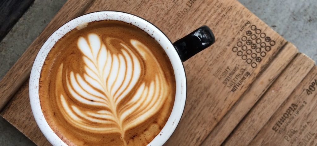 Milchkaffee mit Tulpenmuster Latte Art