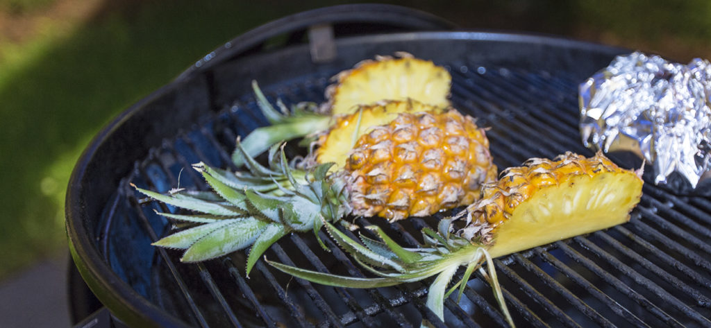 Ananasschnitze auf dem Grillrost